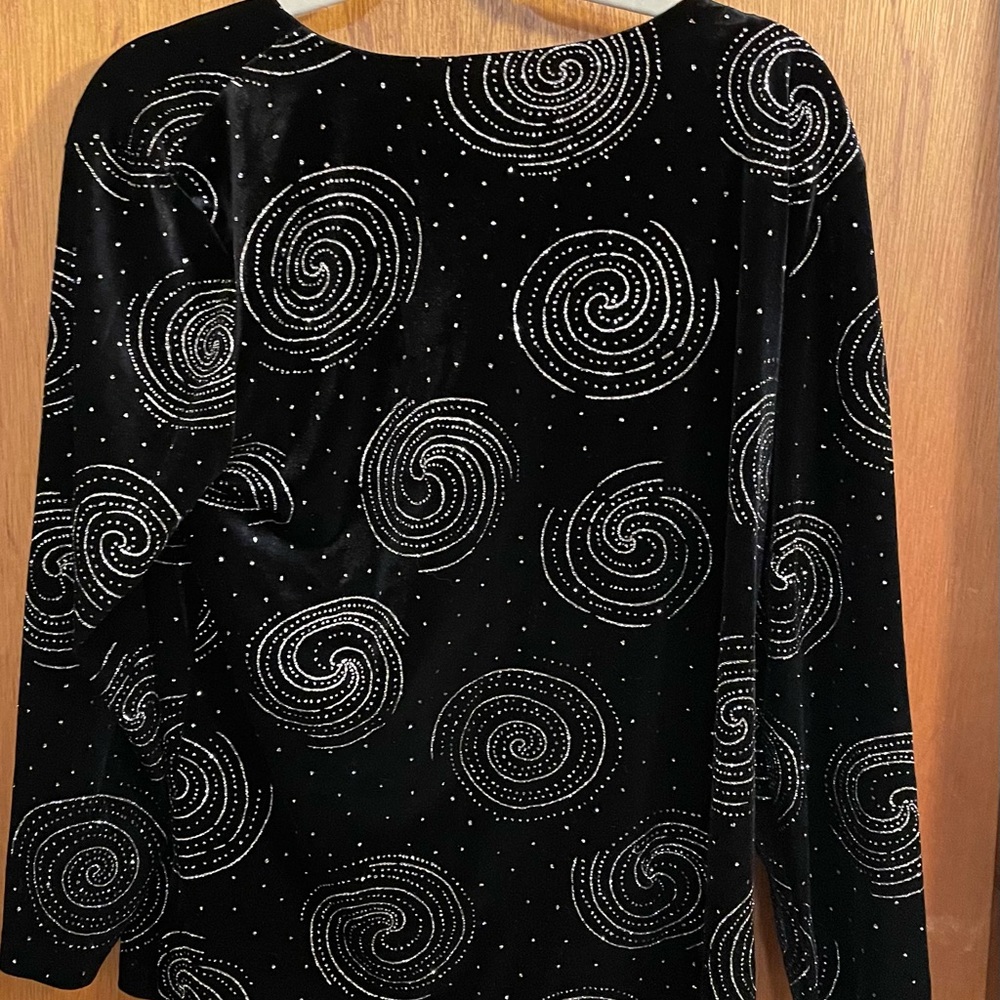 Chic Black Spiral Patterned Top - image 4